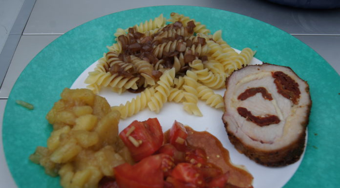 Gefüllter Schweinerücken Caprese Rollbraten Caprese vom Grill