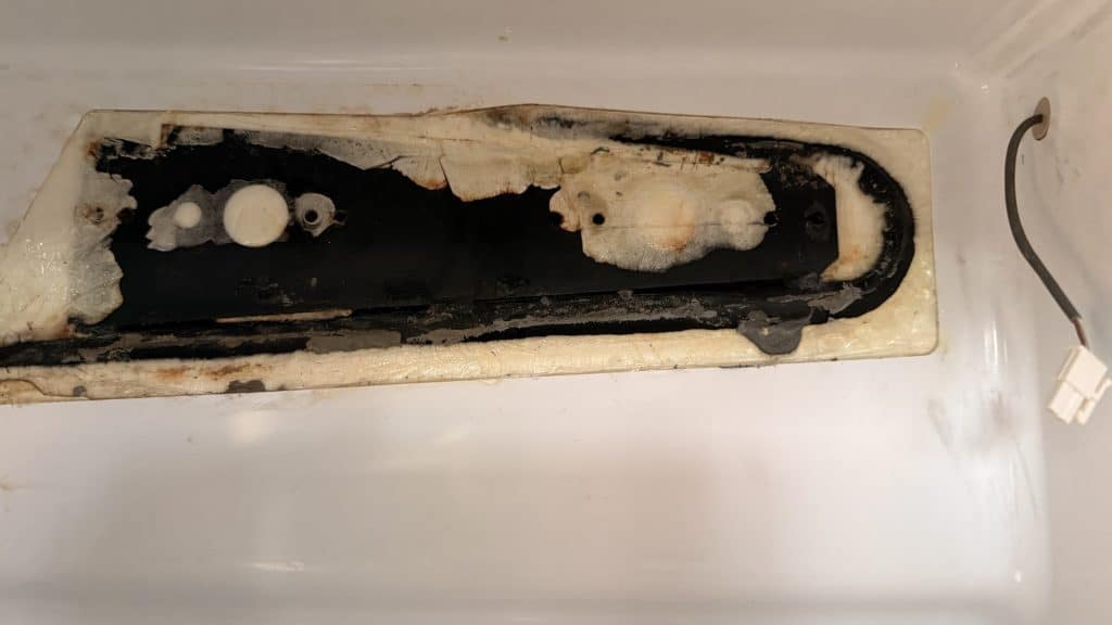 Rückseite des Kühlschankes mit dem Verdampferrohr.